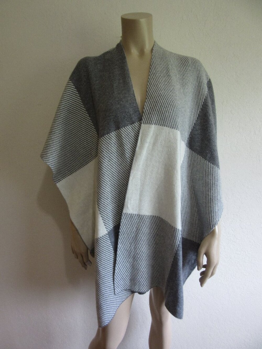 LOVE TOKEN Gray & White One Size Poncho